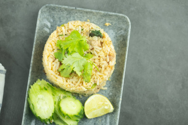 猪肉、蔬菜和鸡蛋炒饭。泰国菜。有选择性的重点图片下载