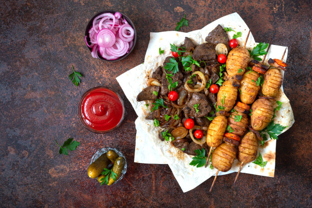 炸肝，全蔬菜和蘑菇串，配皮塔饼，番茄酱，腌黄瓜，红洋葱。烧烤餐厅菜单。格鲁吉亚,亚洲美食。副本的空间。平的。图片下载