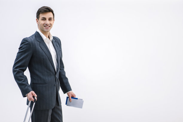 这是商人拿着行李箱和文件的照片，背景是白色。图片下载
