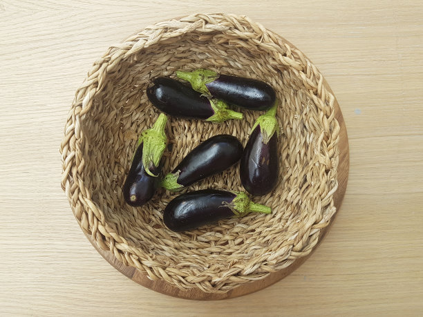 柳条篮子里的茄子图片下载