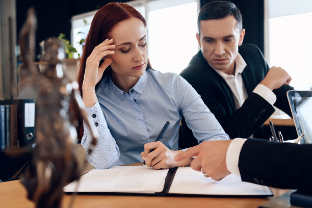 正在办理离婚手续的夫妇。成年夫妻正在签署离婚协议。图片下载