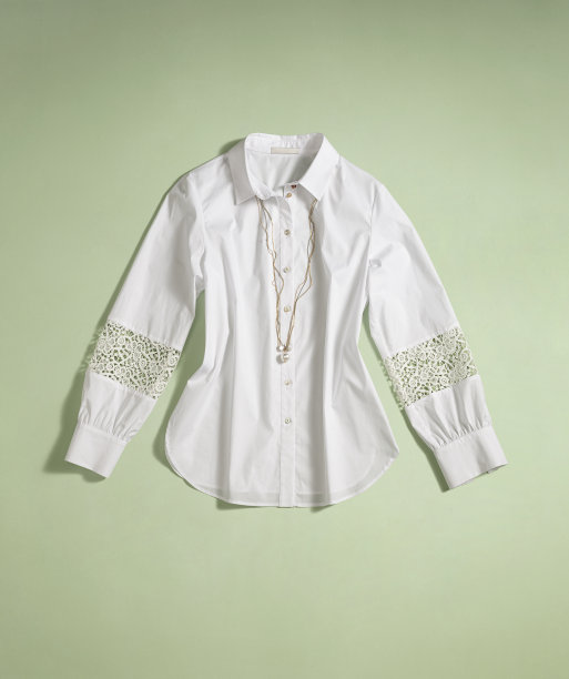 时尚的白色衬衫与金项链孤立在绿色背景图片下载