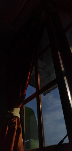 阳光与旧窗图片下载