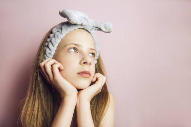 美丽，快乐，积极的少女与灰色蓬松的化妆绷带在她的头上图片下载