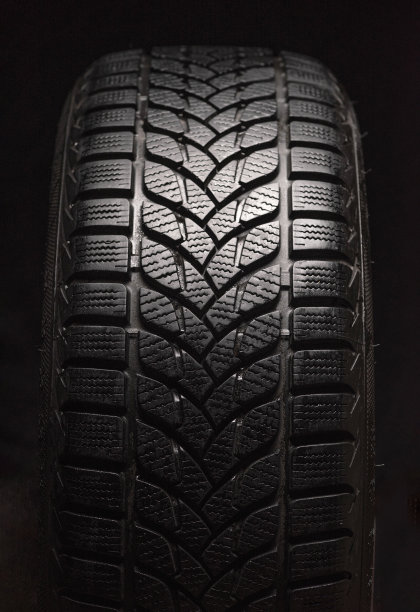 冬季轮胎隔离在黑色背景图片下载