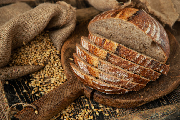 新鲜自制的脆面包，俯视图图片下载