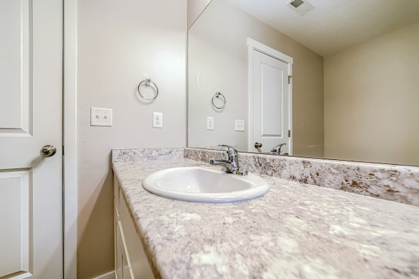 顶部安装水槽与不锈钢水龙头浴室大理石台面图片下载