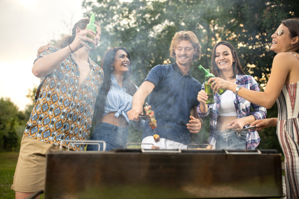 年轻人在烧烤时抽烟图片下载