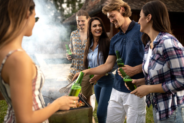 一群随意的人在户外享受自己准备烧烤图片下载