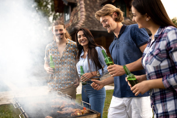 朋友们在后院烧烤，火上放着新鲜的肉图片下载