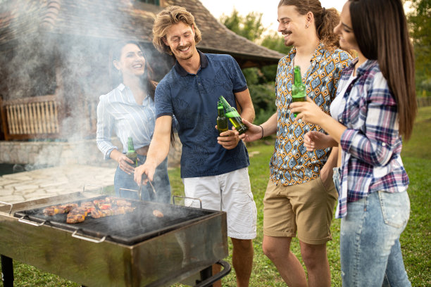四名年轻人在做烧烤图片下载