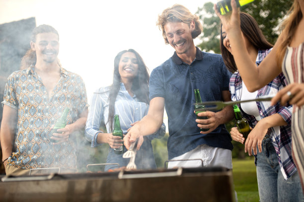 朋友们在户外烧烤图片下载