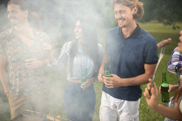 烧烤烟雾闯入后院啤酒派对图片下载