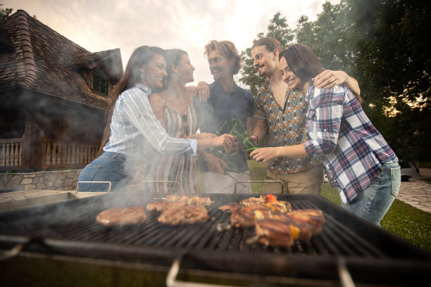 啤酒，烧烤，烧烤烟雾围绕一群朋友图片下载