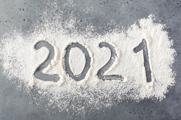 2021这个数字是在面粉上画的。2021年前夕的概念，制作圣诞饼干。图片下载