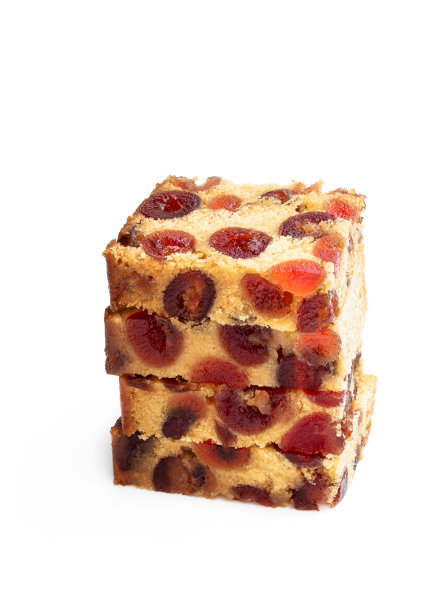 一堆樱桃马德拉蛋糕片孤立在白色背景上图片下载