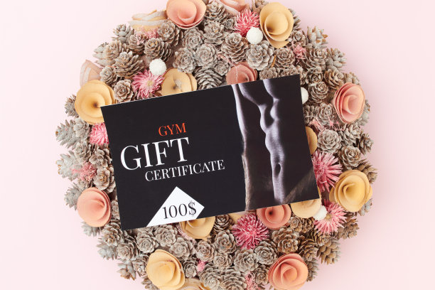 平躺，健身房礼券和花环图片下载