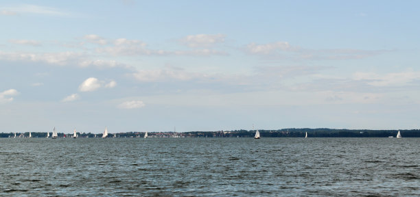 帆船在湖面上漂浮，蓝天在航行图片下载