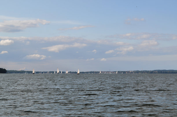 帆船在湖面上漂浮，蓝天在航行图片下载