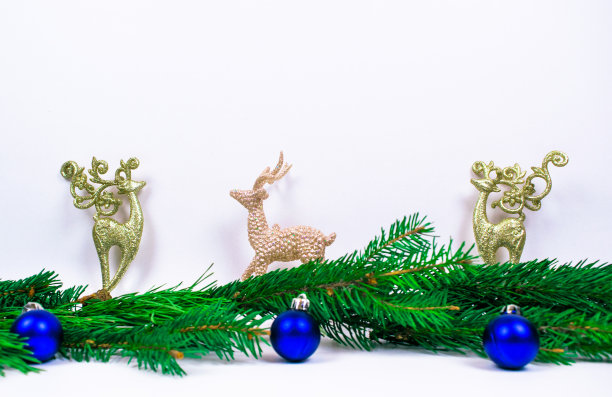 绿松枝上的金鹿装饰着白色背景的圣诞玩具。圣诞或新年节日贺卡。图片下载