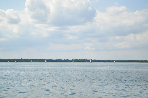 帆船在湖面上漂浮，蓝天在航行图片下载