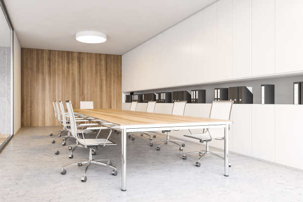 会议室配有白色的椅子和木桌，玻璃门和白墙图片下载