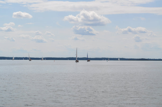 帆船在湖面上漂浮，蓝天在航行图片下载