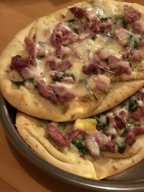 猪肉和菠菜薄饼披萨图片下载