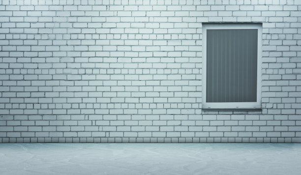 白色砖墙和塑料窗户。工作室的房间。背景来展示你的产品。背景来自大理石地板和空墙。图片下载