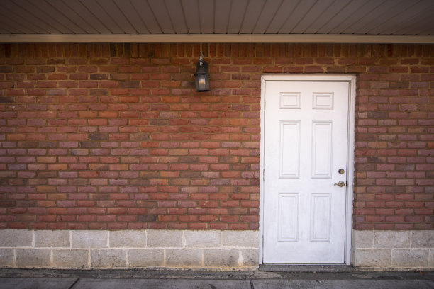 白门在砖墙背景图片下载