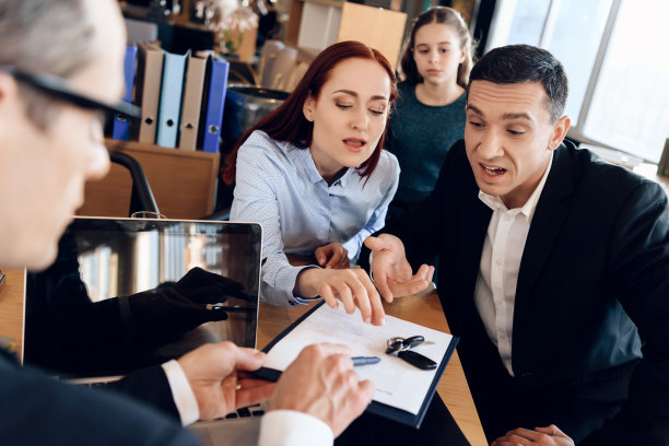 成年夫妇在律师事务所解决离婚财产分割问题。图片下载