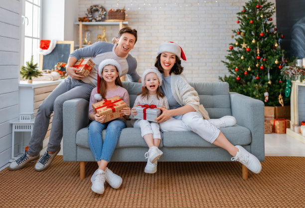 家庭庆祝圣诞节图片下载