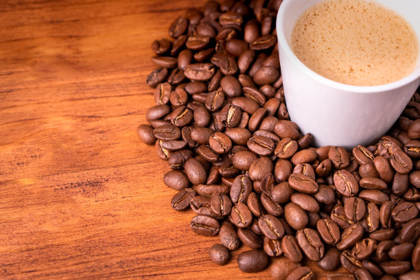 自制的文本咖啡馆新鲜的热浓缩咖啡在蒸汽白色杯子从有机可持续的咖啡馆喝烤棕豆与回收一次性纸包与清新的香气图片下载