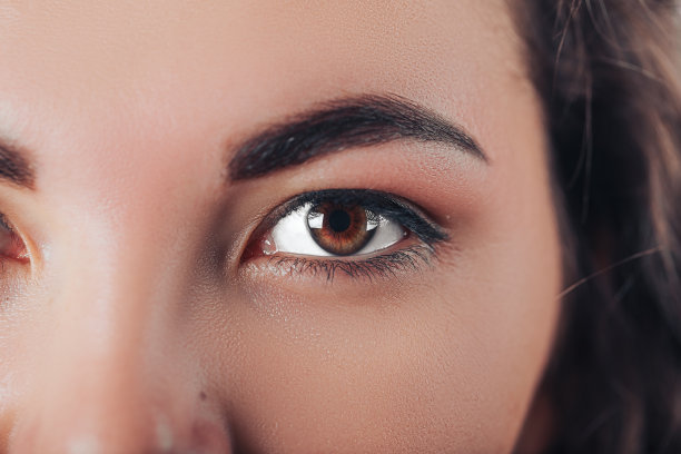 一个年轻女子的闭上眼睛，如何正确化妆图片下载