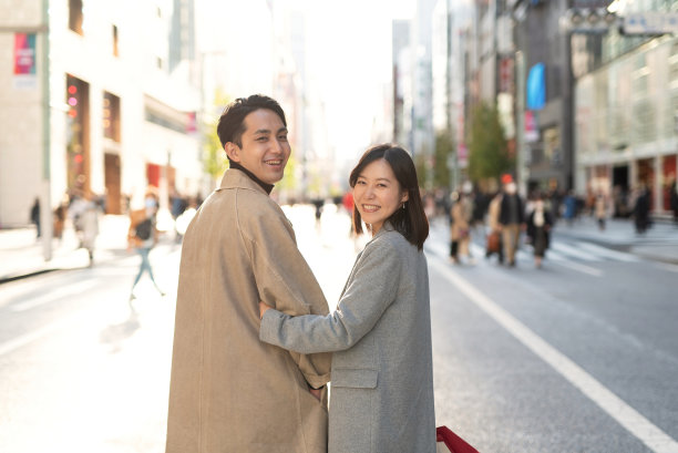 微笑的夫妇在街上看着图片下载