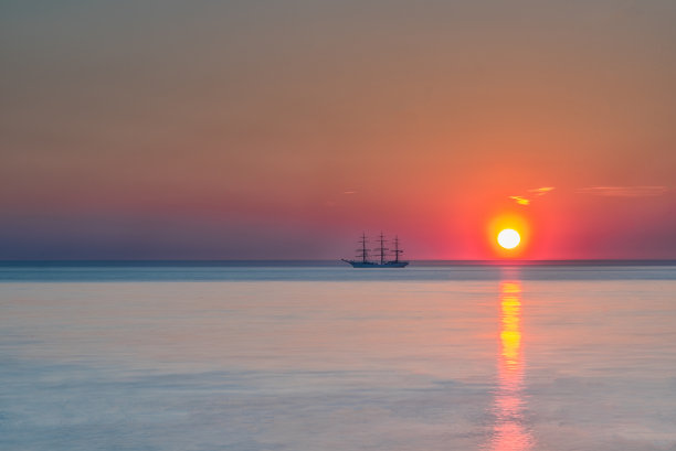 驶向夕阳图片下载