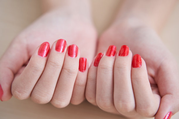 日本一所中学的女孩正在画指甲图片下载