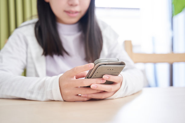 一个日本女孩在客厅看手机图片下载