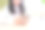一个日本女孩在客厅看手机图片下载