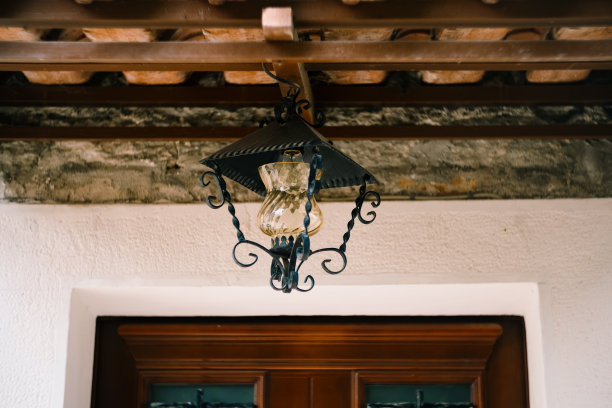 前木门悬挂路灯，采用锻造金属元素。图片下载