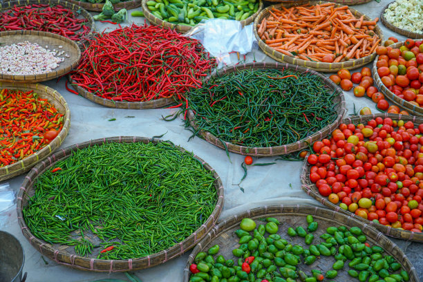 市场上卖着许多新鲜蔬菜图片下载