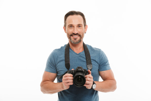 一个穿着t恤的英俊成熟男人的肖像图片下载