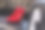 有跟的红鞋。女鞋放在皮沙发上。图片下载