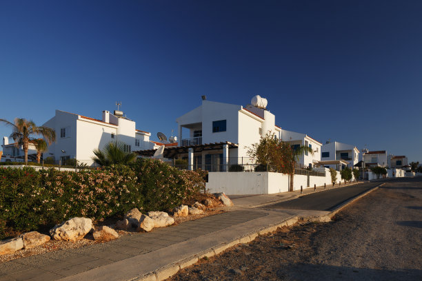 海岸上美丽的地中海别墅综合体图片下载