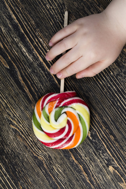 一个拿着棒棒糖的红头发男孩图片下载