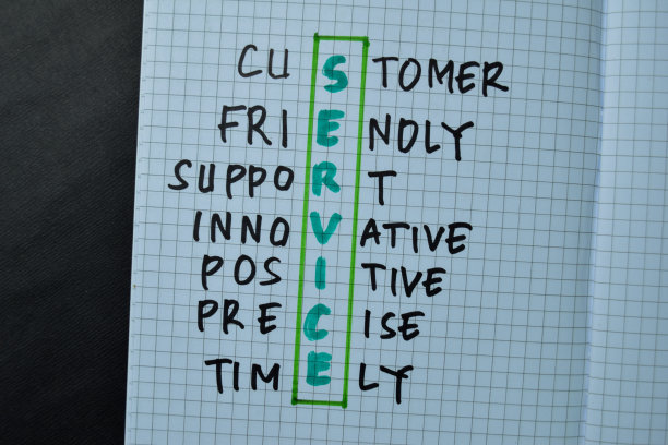 服务者写在一本孤立的木桌上。图片下载