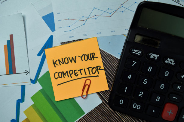 了解你的竞争对手写在便利贴上的图表和孤立在办公桌上的图表。图片下载