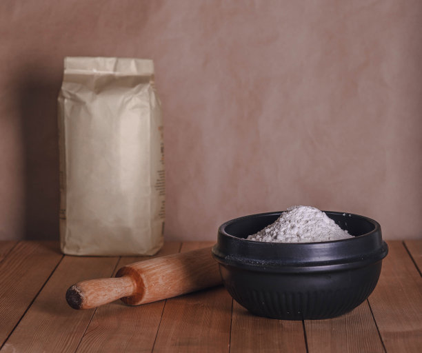 牛皮纸袋，面粉袋，面粉碗和面粉擀面杖图片下载