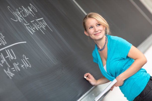 洗黑板的年轻大学生图片下载