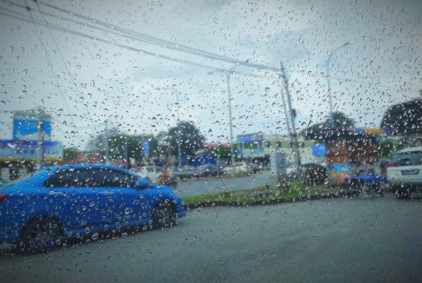 雨点落在侧挡风玻璃上图片下载